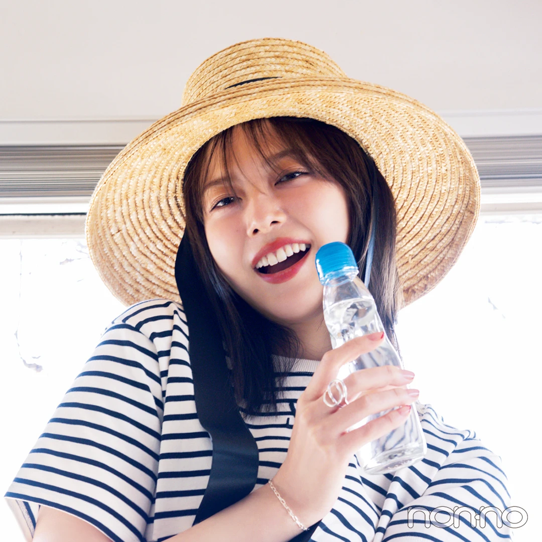 【渡邉理佐の夏ネイル】ボーダーTシャツ×極細フレンチネイル