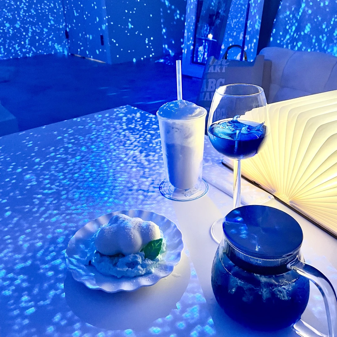 【札幌カフェ】非日常空間で特別な時間を♡プロジェクションマッピングカフェ「青空の下で」