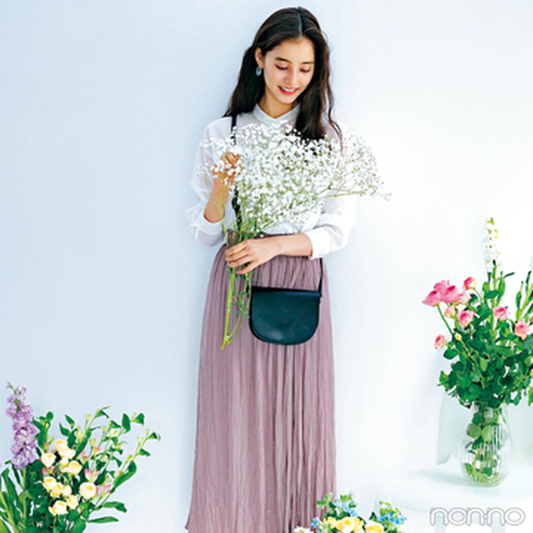 新木優子はくすみピンクのスカート×白シャツできれいなお姉さん♡【毎日コーデ】