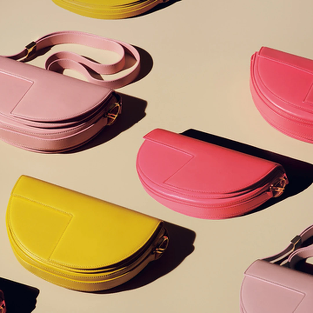 パリ発のブランドPatouの「スマイル」をイメージしたバッグ【Fashion Scoop！】