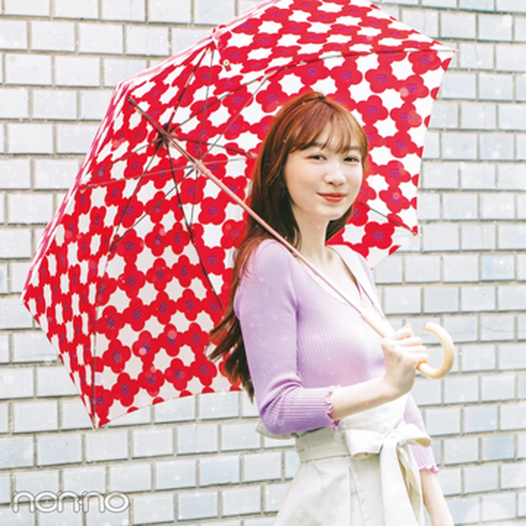 梅雨入りしても岡本夏美のおしゃれが可愛い♡ 雨の日のきれいめ靴も必見！