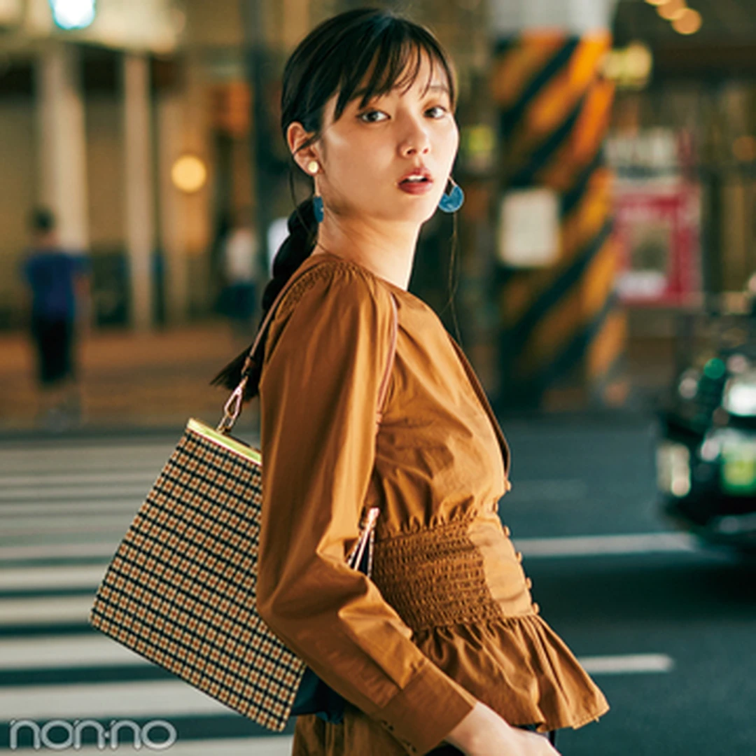 【金曜日】新川優愛はネイビー×マスタードのチェックのバッグで秋らしく♡　