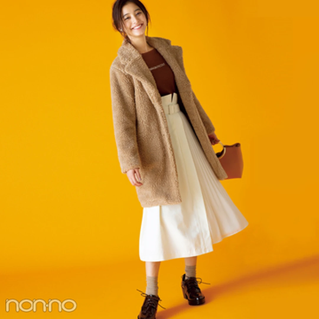 新木優子はボリュームコートに白スカートで抜け感！【毎日コーデ】