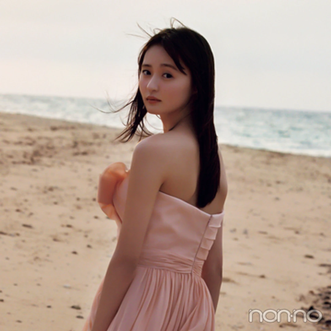 #遠藤さくら1st写真集可憐 限定アザーカットをノンノ11月号に掲載中！ ドレスで砂浜を歩くさくちゃん