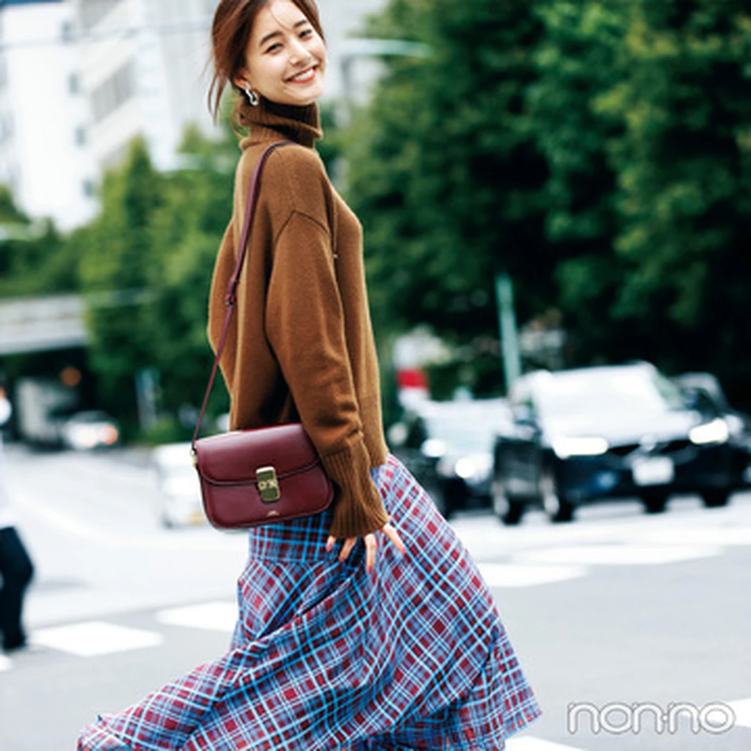 新木優子はフェミニンな揺れスカートで秋スタイルをぐっと軽やかに！【毎日コーデ】