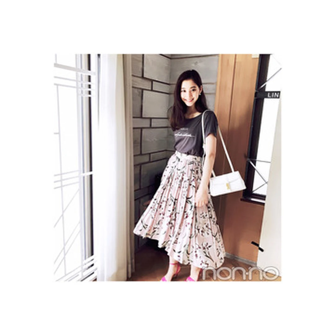 新木優子は花柄スカートでロゴTを女っぽく！【毎日コーデ】