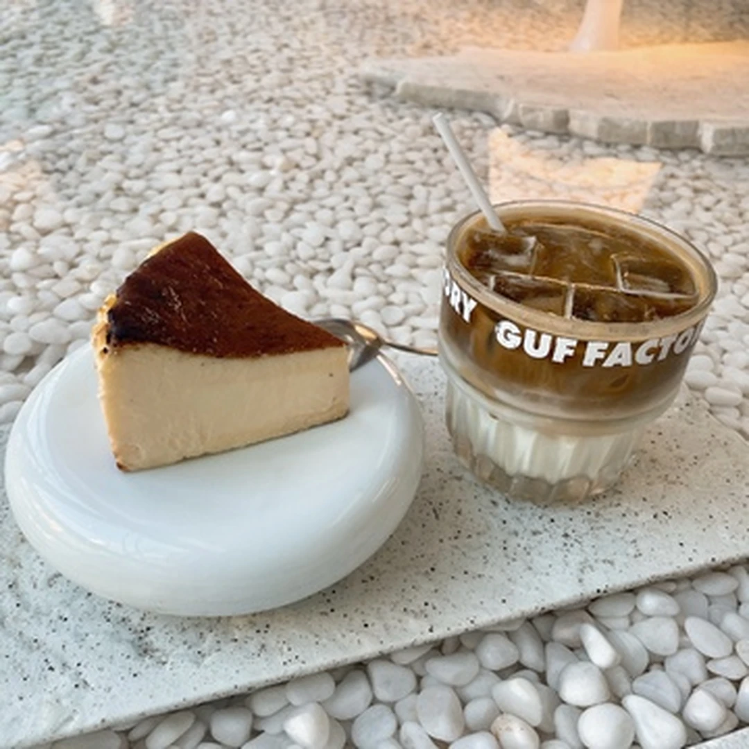【新大久保カフェ】水に浮かぶチーズケーキで話題！Cafe GUF